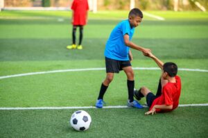 Chicos jugando al fútbol en el campo de práctica de fútbol _ Foto Premium