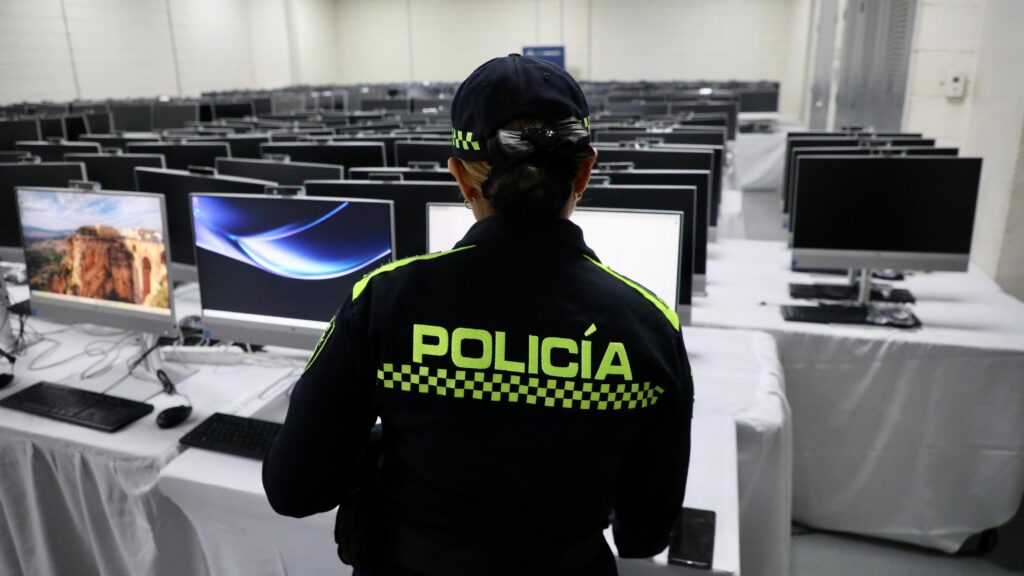 Alcalde Char entregó dotación a la Policía Metropolitana de Barranquilla