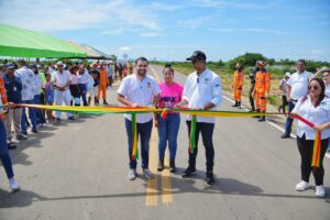 Gobernador Yamil Arana inauguró la vía Soplaviento-San Cristóbal