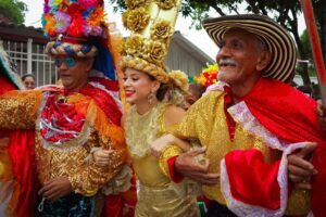la Reina del Carnaval izó las banderas de los Congos (2)