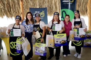 Mujeres De la mano con la primera1