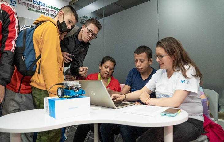 Convocatoria de becas para la Escuela de Robótica Inclusiva 2025