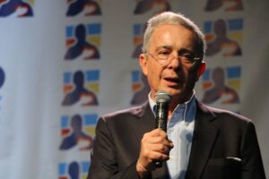 ALVARO URIBE VÉLEZ