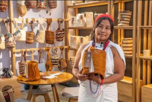 Comunidades indígenas tejen oportunidades en Colombiamoda (2)