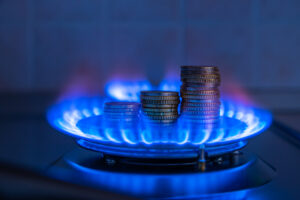 primer-plano-de-una-estufa-de-gas-encendida-y-monedas-en-ella