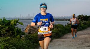 Atletas se integran con el rio y el mar en la Carrera Tajamares 2025