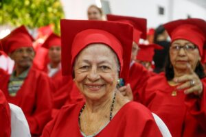 Adultos mayores de Soledad reciben certificación al culminar procesos formativos (1)