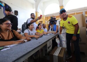 alcalde votando