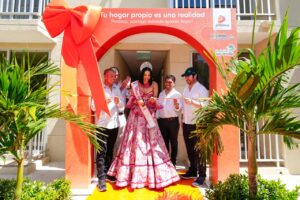 Entrega de casa a reina popular