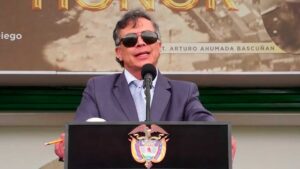 Petro en ceremonia de ascenso