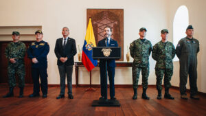 El presidente de Colombia, Abelardo De La Espriella, con la bandera de Colombia detrás y rodeado de militares, presentando a la nueva cúpula militar que lo acompañará en su gobierno.
