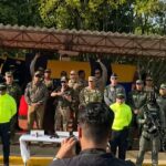El presidente Abelardo de la Espriella, acompañado por la cúpula militar y de policía en rueda de prensa, confirma que alias 'Bendito Menor' fue abatido en un operativo militar.