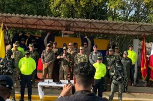 El presidente Abelardo de la Espriella, acompañado por la cúpula militar y de policía en rueda de prensa, confirma que alias 'Bendito Menor' fue abatido en un operativo militar.