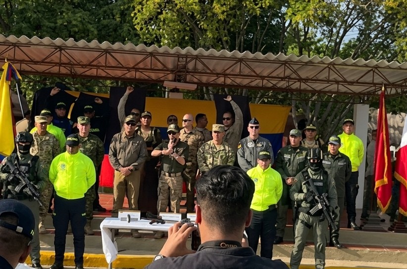 El presidente Abelardo de la Espriella, acompañado por la cúpula militar y de policía en rueda de prensa, confirma que alias 'Bendito Menor' fue abatido en un operativo militar.