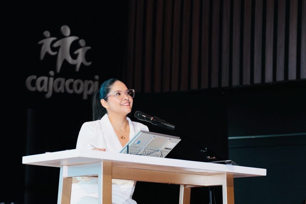 Giselle Barceló en un atril durante un evento de comunicación en Cajacopi.