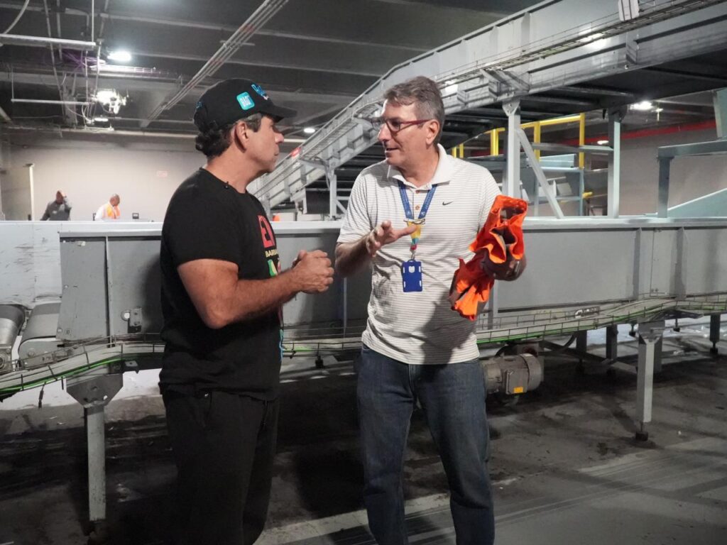 1A. Alcalde en aeropuerto (2) (1)