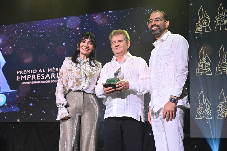 entrega de galardón en la ceremonia del PME de 2025